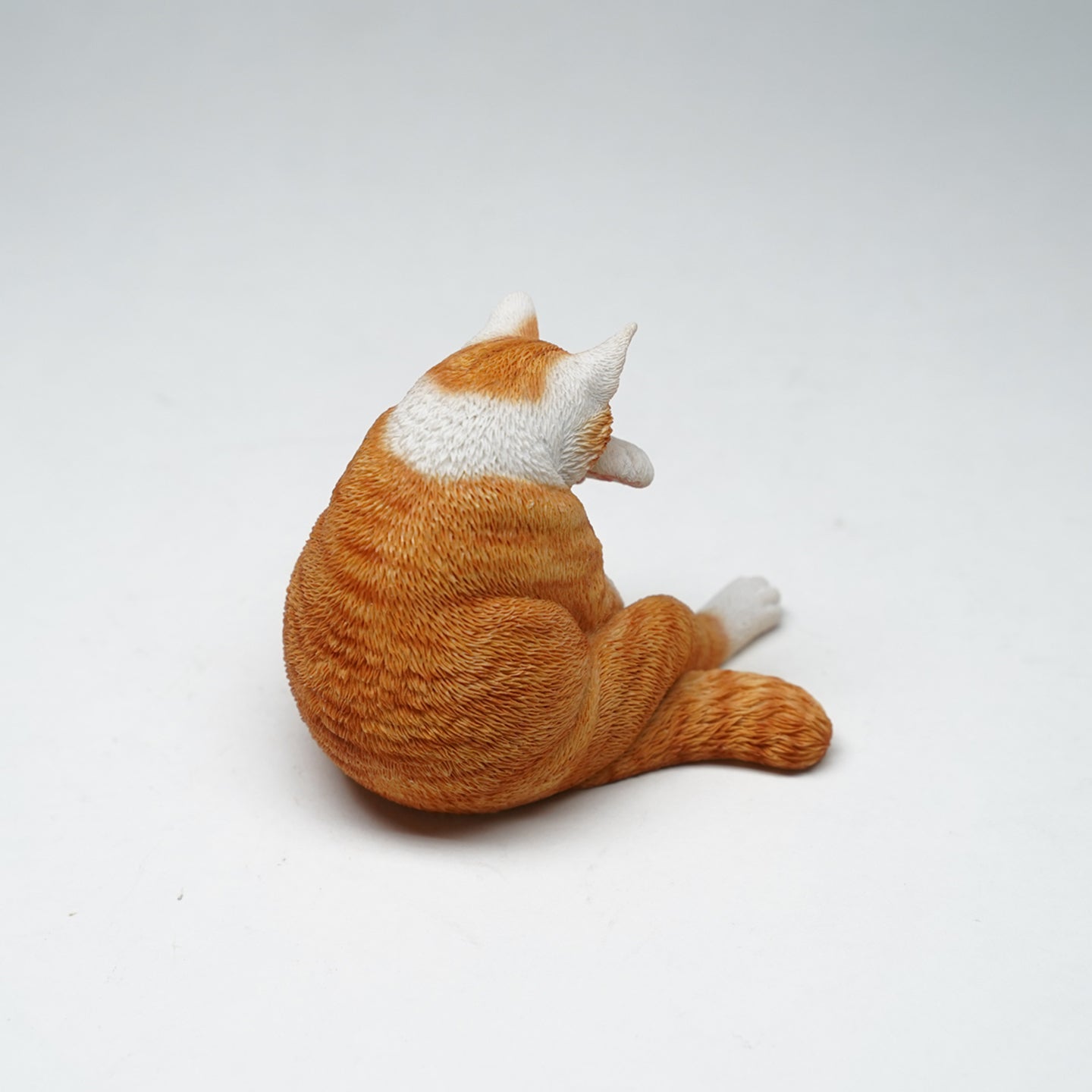 JXK117 Cat Figurine Resin Cat Statue for Book Shelf Decor Aesthetic Gifts for Cat Lovers