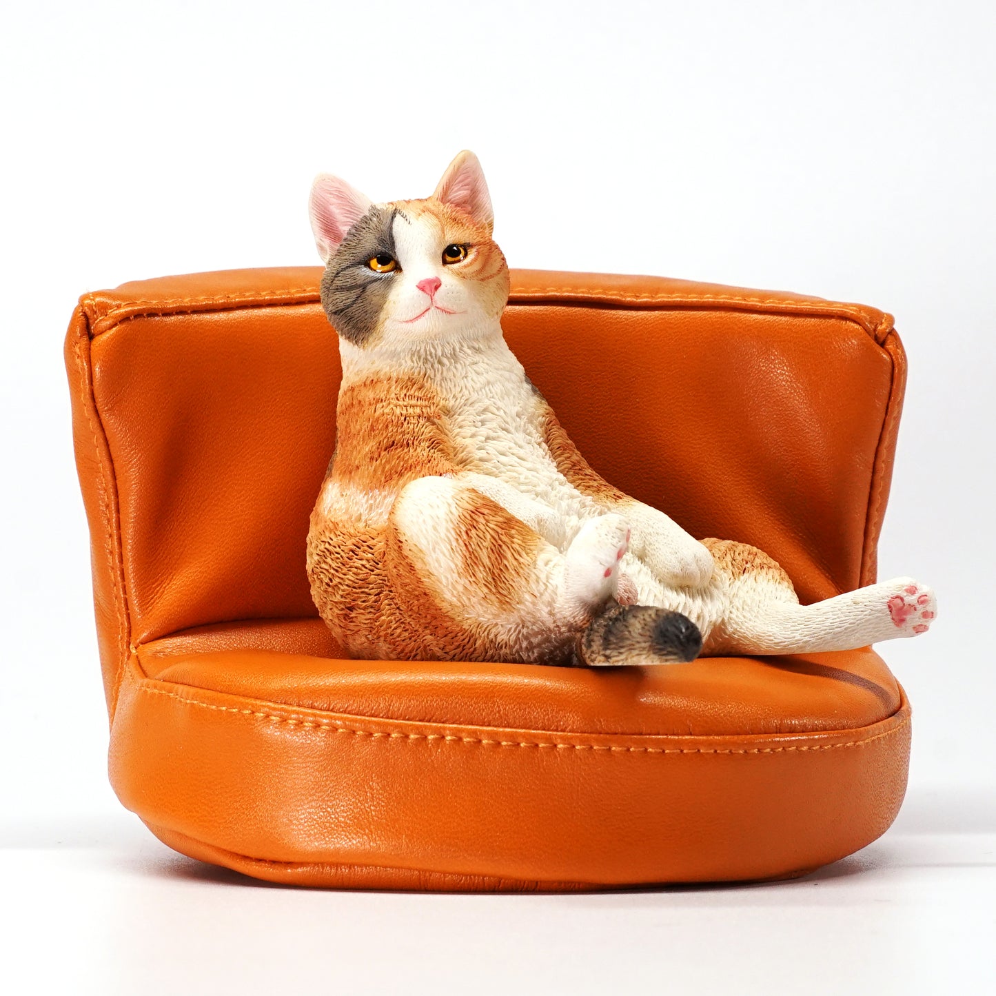 JXK047 Lazy cat figurine sitting on the sofa, cat statue for Desktop Gift for Cat Lovers