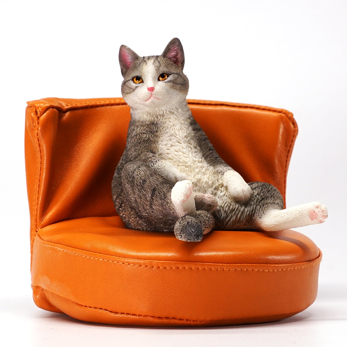 JXK047 Lazy cat figurine sitting on the sofa, cat statue for Desktop Gift for Cat Lovers