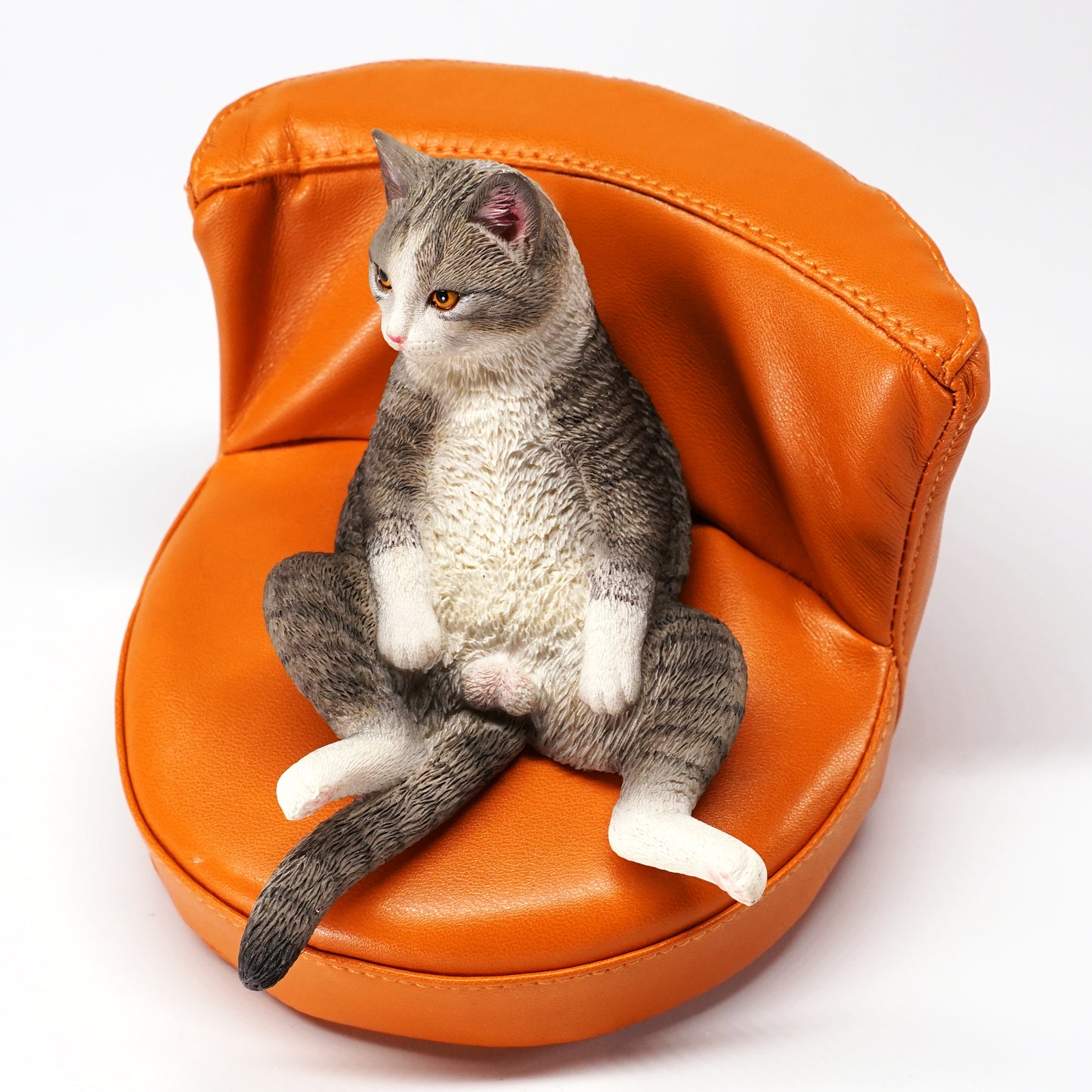 JXK047 Lazy cat figurine sitting on the sofa, cat statue for Desktop Gift for Cat Lovers