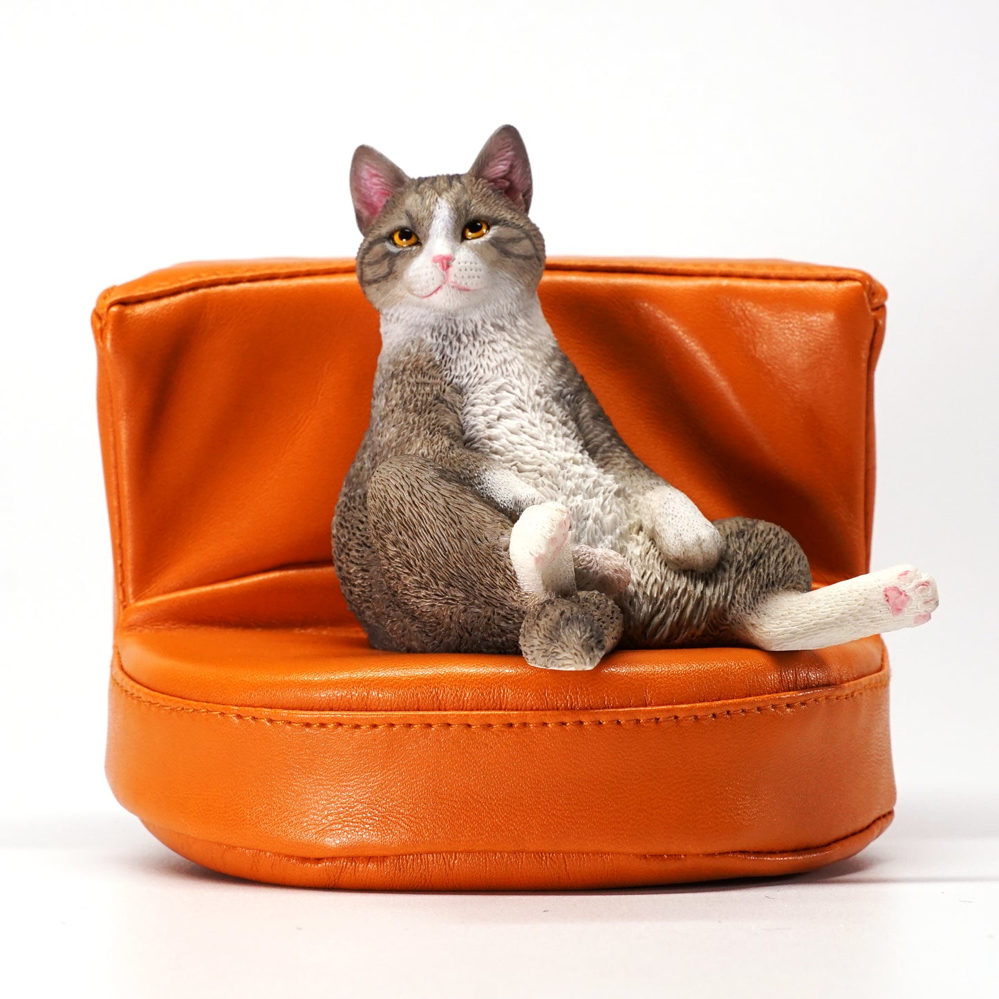 JXK047 Lazy cat figurine sitting on the sofa, cat statue for Desktop Gift for Cat Lovers