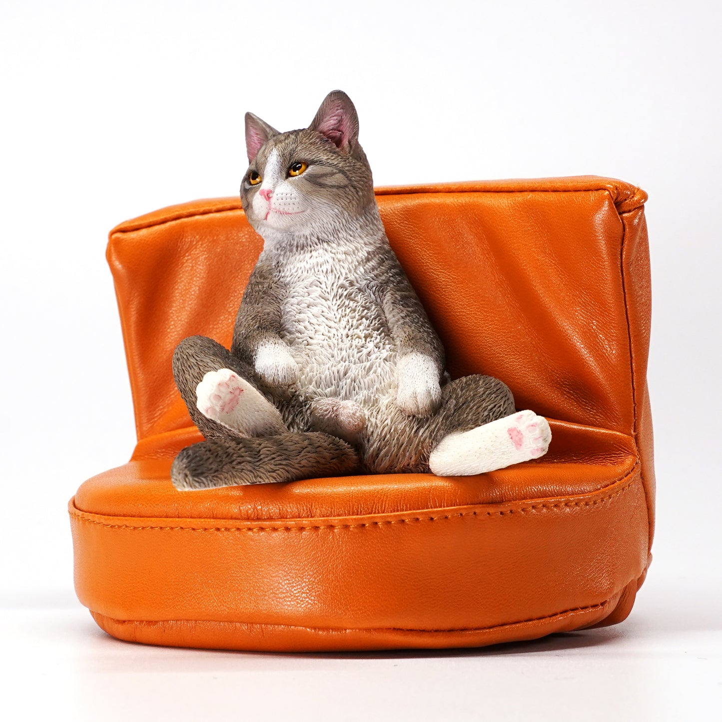 JXK047 Lazy cat figurine sitting on the sofa, cat statue for Desktop Gift for Cat Lovers