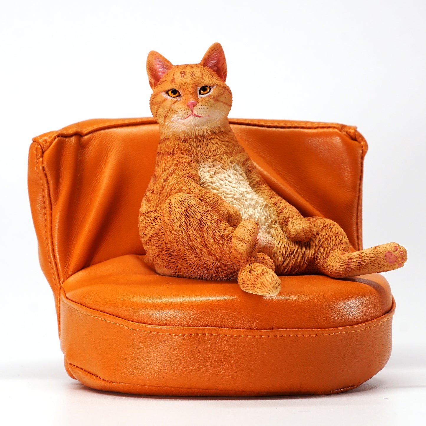 JXK047 Lazy cat figurine sitting on the sofa, cat statue for Desktop Gift for Cat Lovers