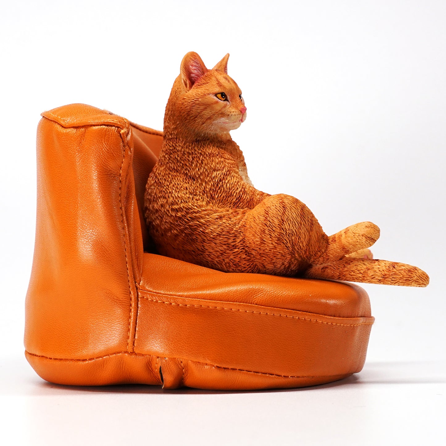 JXK047 Lazy cat figurine sitting on the sofa, cat statue for Desktop Gift for Cat Lovers