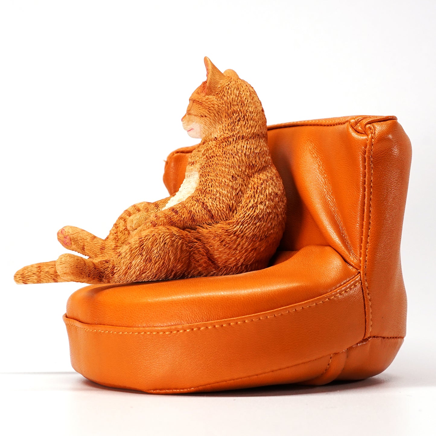 JXK047 Lazy cat figurine sitting on the sofa, cat statue for Desktop Gift for Cat Lovers